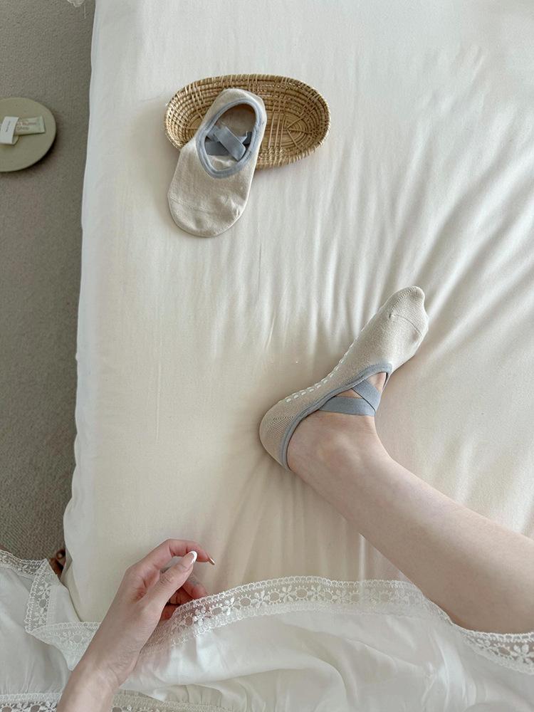 

Ins Fashion Yoga Socks Women Open-Back Crisscross Strap Dance Socks Cotton Breathable Non-Slip Grip Sock Solid Color Floor Socks One Size