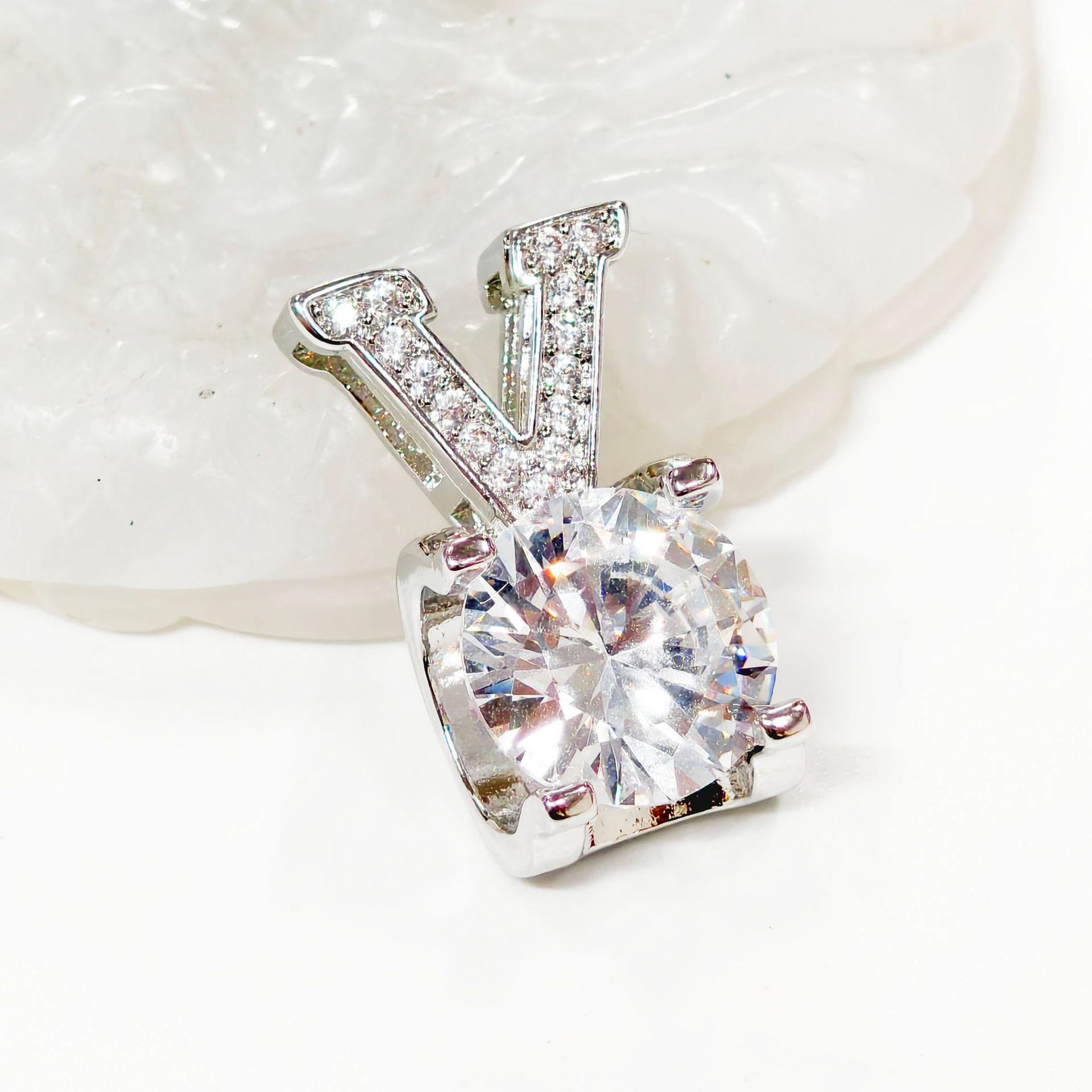 Gesen Yellow Zircon V-Shaped Pendant: Luxurious Versatile Diamond-Inlaid Jewelry