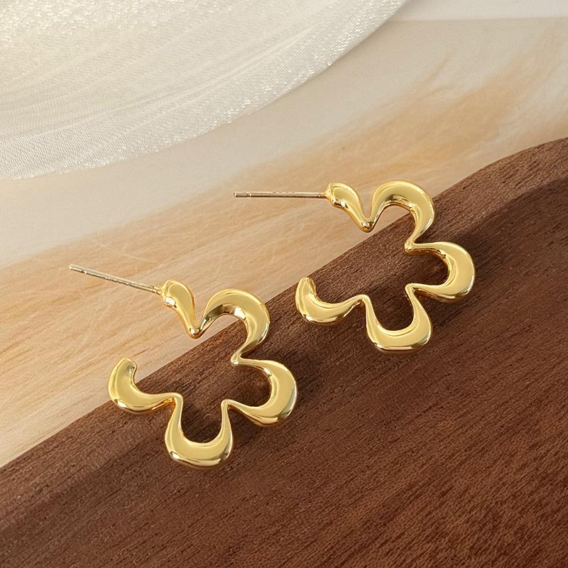 Korean High-End Sweet Flower Earrings with Hollow Design
