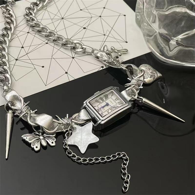 GemChic Kadın Kolye Moda Havalı Sıcak Çivili Retro Saat Yıldız Kelebek Punk Köprücük Kemiği Kolye Doğum Günü Noel Takı Hediye
