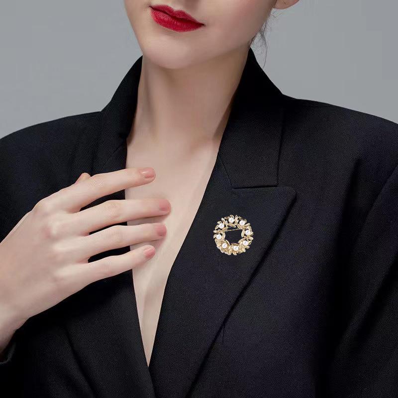 Antique Wreath Atmospheric Fashion Leaves Pearl Brooch Alloy Wreath Gold Corsage Clothing Accessories Perfect Gift for Couples