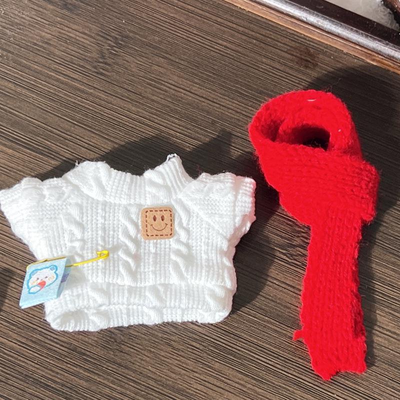 

В наличии: Виниловая кукла Лабубу в новогоднем свитере, шарфе и шапке (Первое и Второе Поколения)