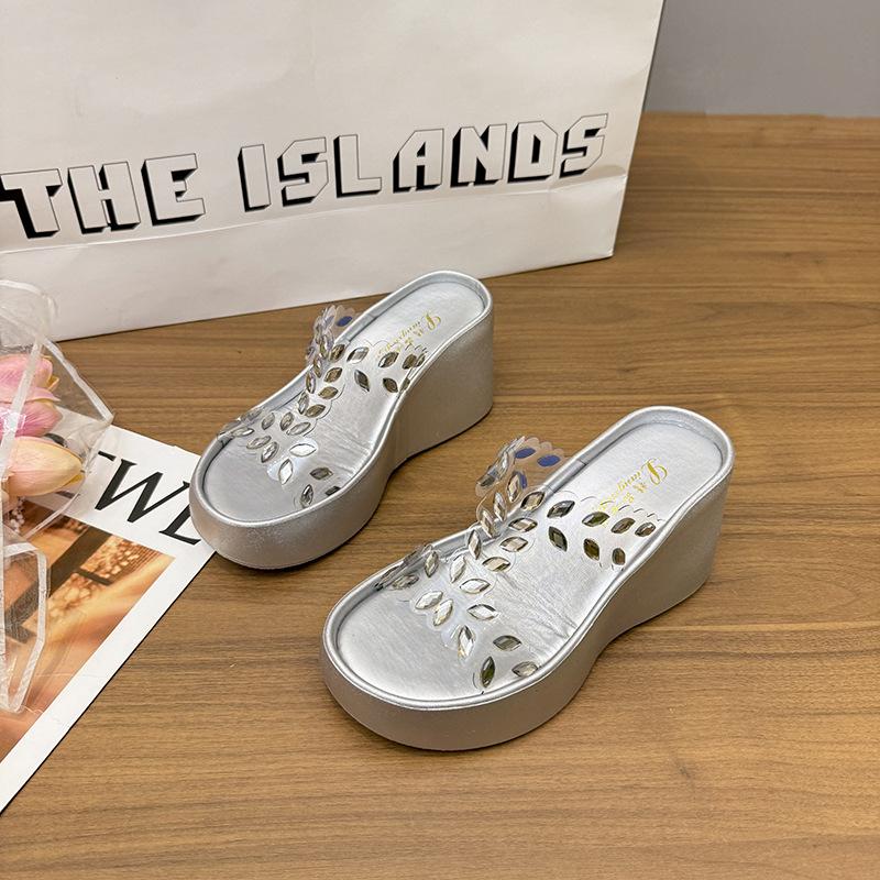 

Новые тапочки женские летние модные универсальные для улицы на высокой толстой подошве на танкетке сандалии со стразами на высоком каблуке крутые тапочки 40 серебряный