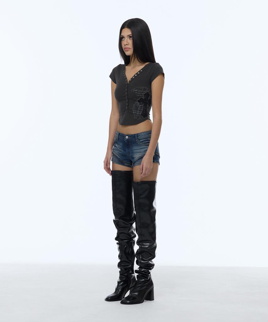 Gillaakaibeu Lace Cross Patched Button Crop T-Shirts_Charcoal
