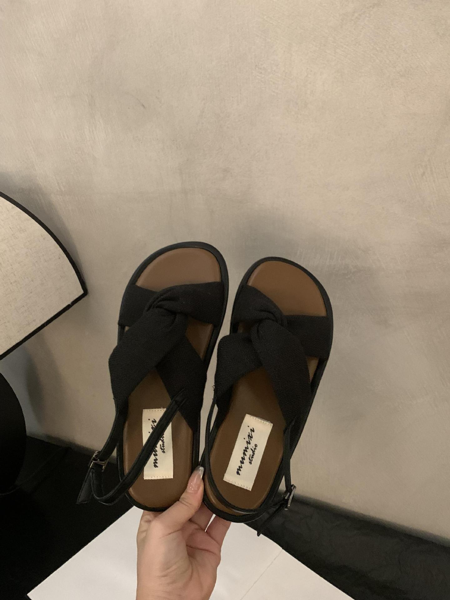 

Весна и осень 2024 года. Новая мода. Универсальные модные римские сандалии в стиле феи. Плоская подошва. Французский ремешок с одним словом. 40 чёрный