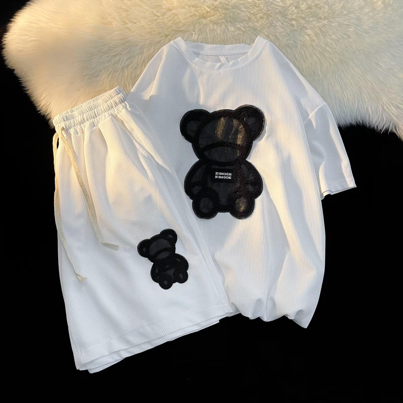 

Мужской комплект из шорт с короткими рукавами и принтом медведя: Летний тренд, свободный крой, состоящий из двух частей M белый