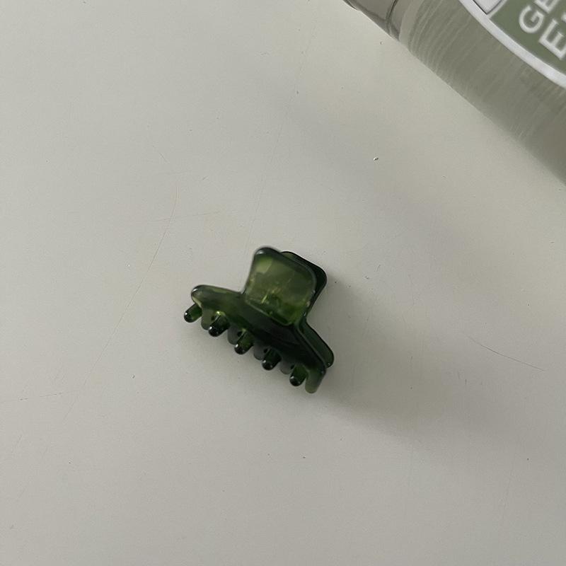 

Green Plaid Acetate Claw Clip: Gentle Shark Clip for Buns and Hair Styling