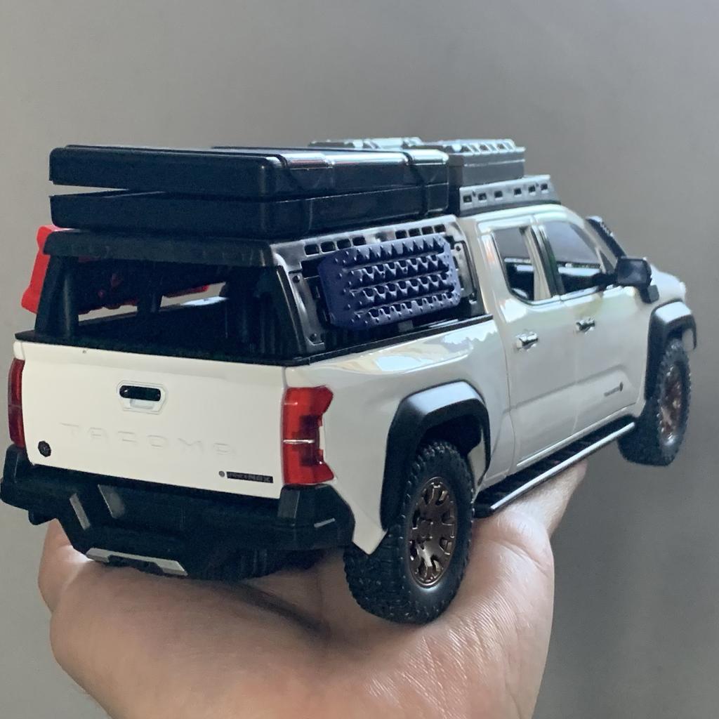 1/24 Toyota Tacoma Off Road SUV Alloy Diecast Model Car Sound and Light Pull Back Children Toy Car Birthday Gifts for Boy Kids