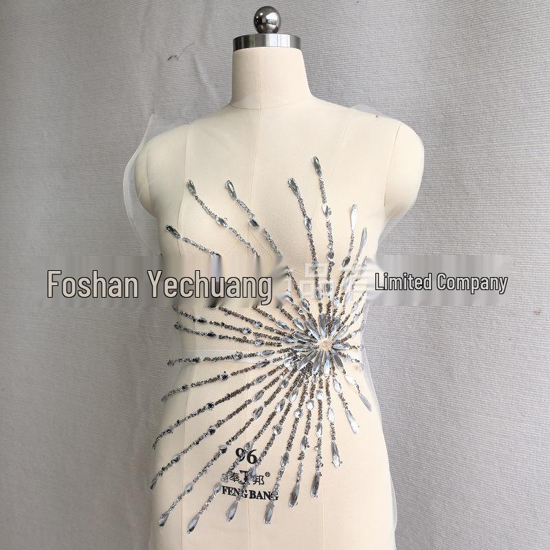 

Аплікація з сітчастої тканини, прикрашена стразами, вручну приклеєними блискітками підвищеної міцності, для аксесуарів до весільних та вечірніх суконь срібний