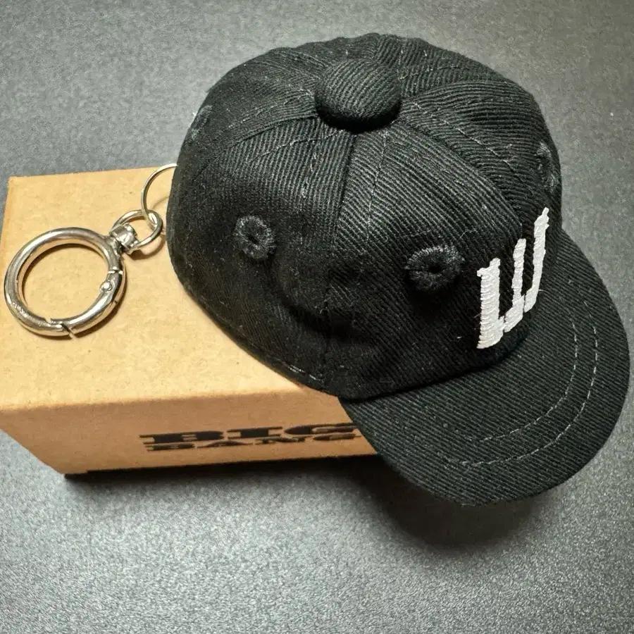 BIGBANG COSMOS 20th Anniversary Media Exhibition Ball Cap Keyring (Black)