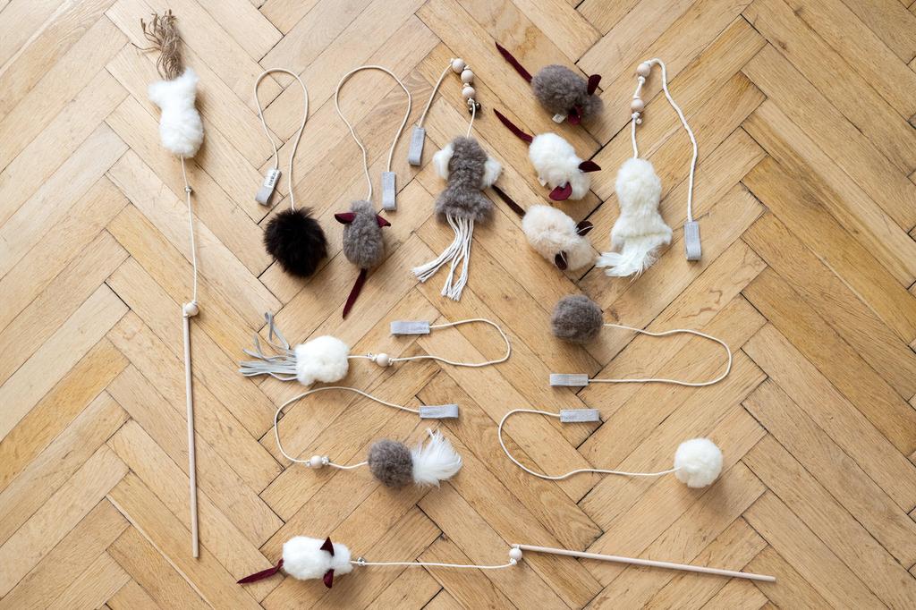 Natural Woolen Cat Toy: Ball String / Beige