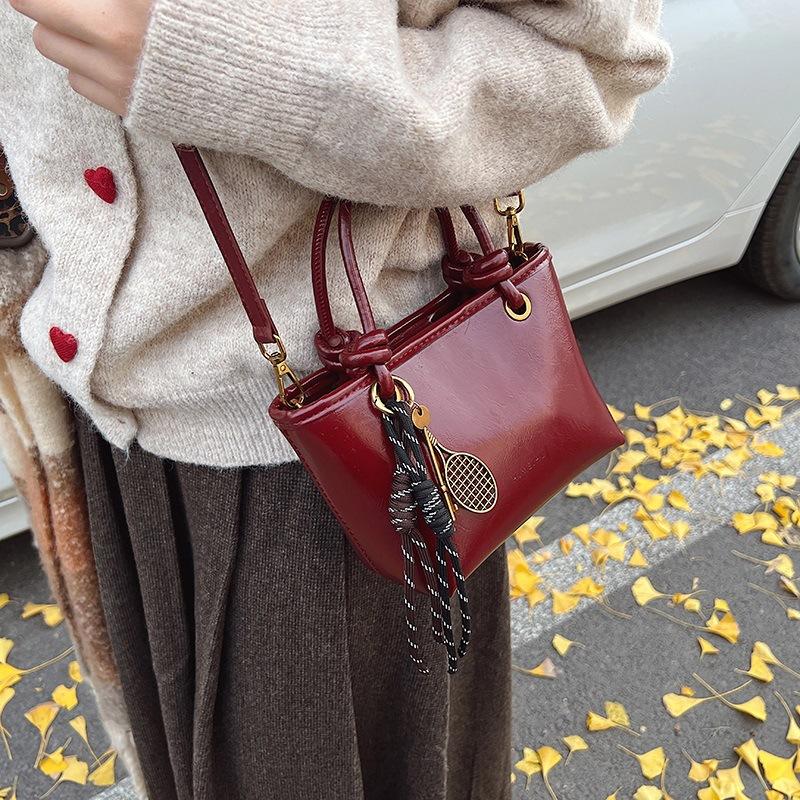 Simple and fashionable handbag 2025 winter new retro texture bucket bag solid color shoulder messenger bag
