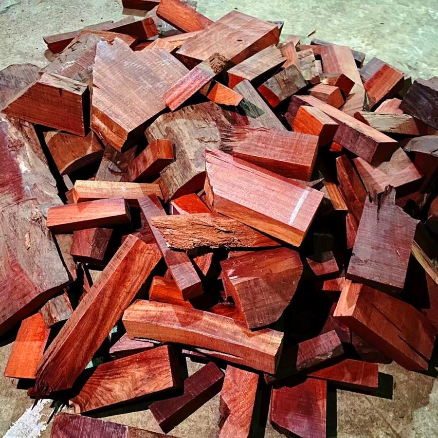 Šperk do vlasů z palisandru a červeného santalového dřeva Dřevěné odřezky pro výrobu korálků