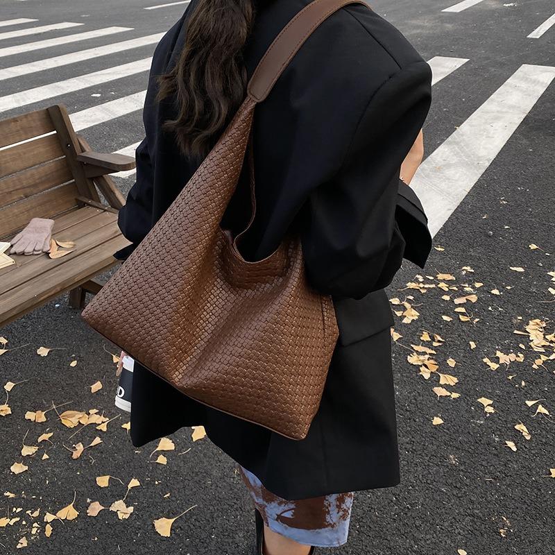 Tide and vertical large-capacity underarm mother and child bag, new fashionable shoulder bag, solid color, high-end retro tote bag.