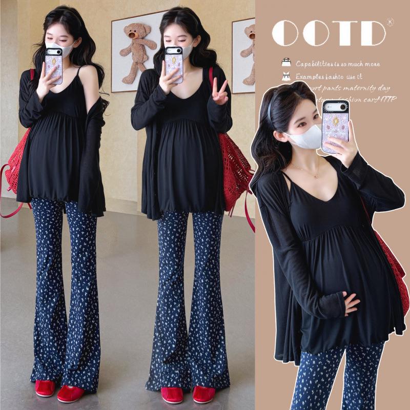 V-neck Maternity Two-piece: Waist-cinching Top & Floral Flare Pants M
