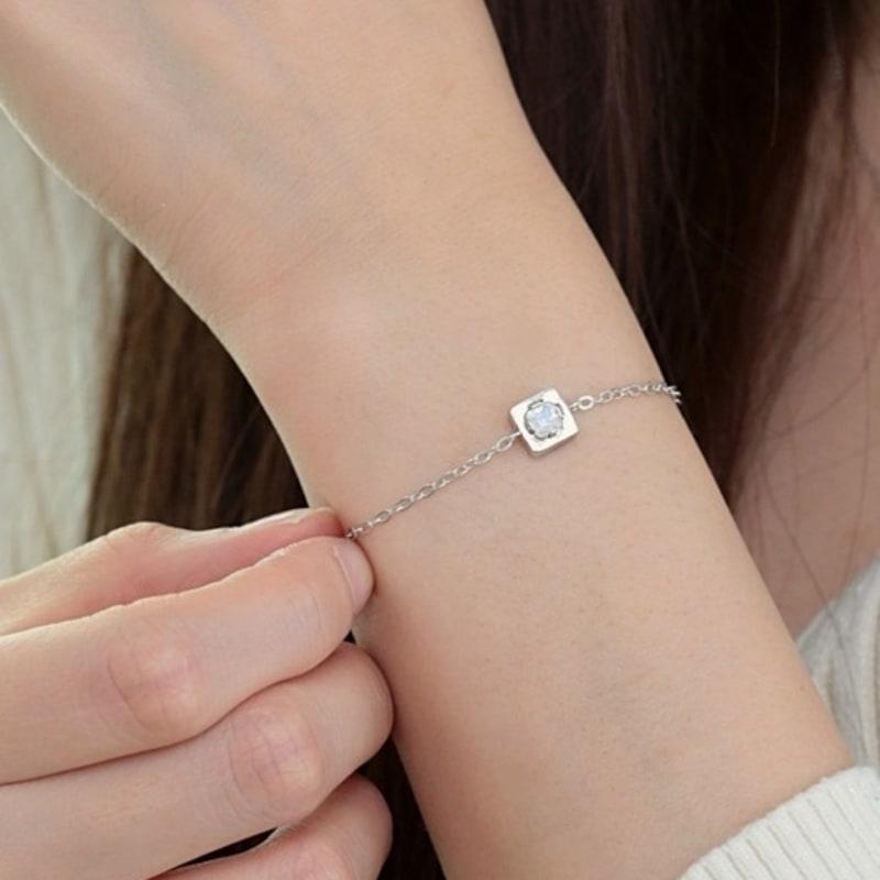 BELLOOGGI Square moonstone bracelet