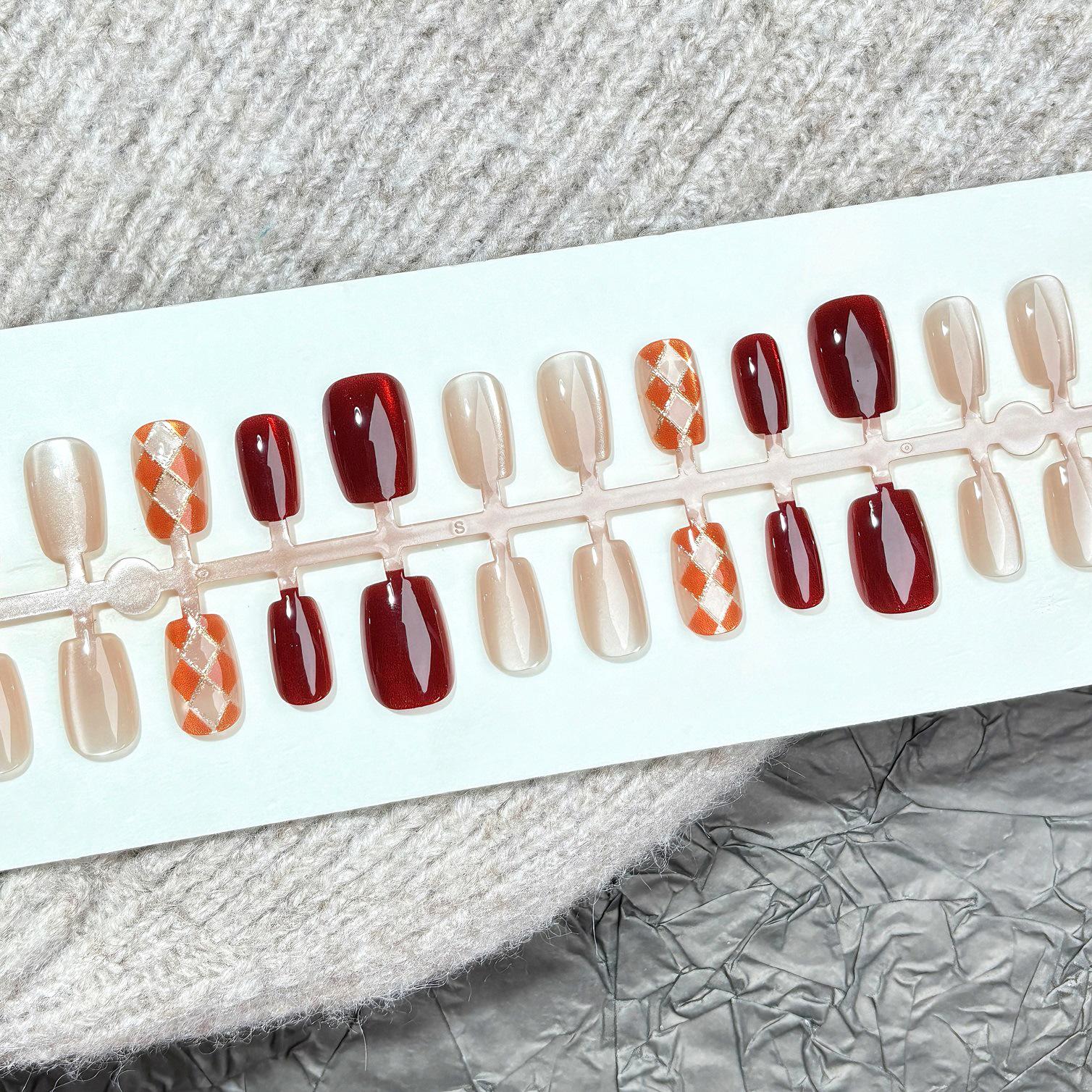 

Вишнево-красный мелкий глиттер Шахматный кошачий глаз Накладные ногти - Элегантный и стильный дизайн ручной работы