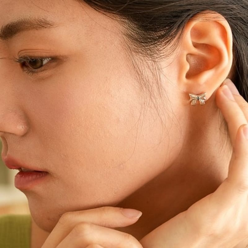 BELLOOGGI Blue diamond ribbon earring