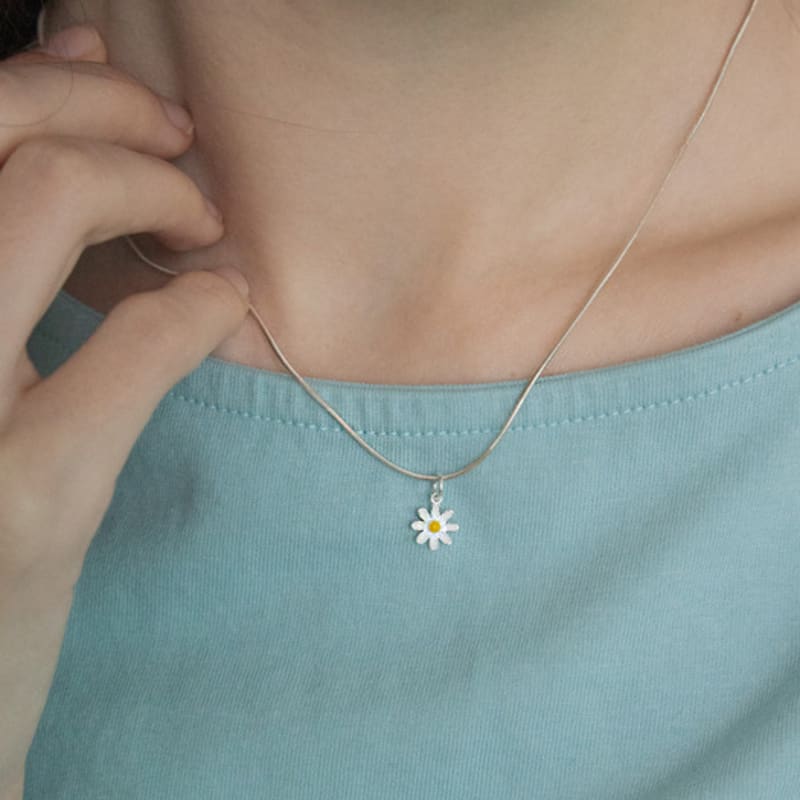 

MERRYMOTIVE [Silver] Daisy flower pendant with necklace Free