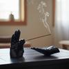 Dekorativer Palmenform Räucherstäbchenhalter Harz Räucherstäbchenhalter Kreative Hand Statuen Teeraum
