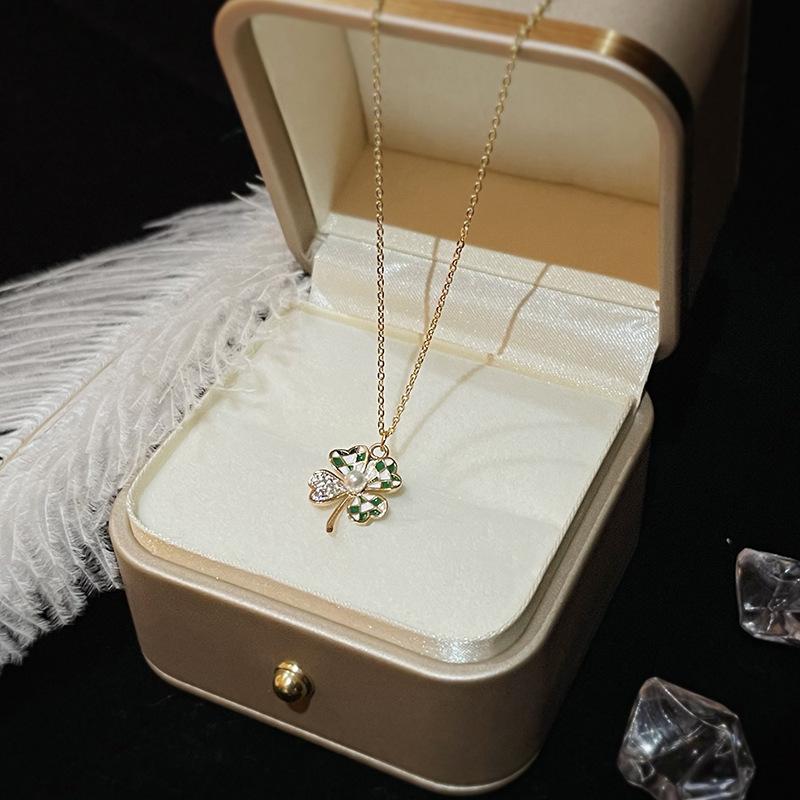 

Контрастный цвет Четырехлистный клевер ожерелье ювелирные изделия Женский нишевый дизайн Sense ключичная цепочка Light Luxury