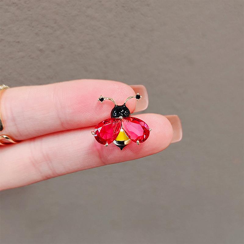 

French Elegant Pearl Brooch Clothes Corsage Jewelry For Women as the picture
