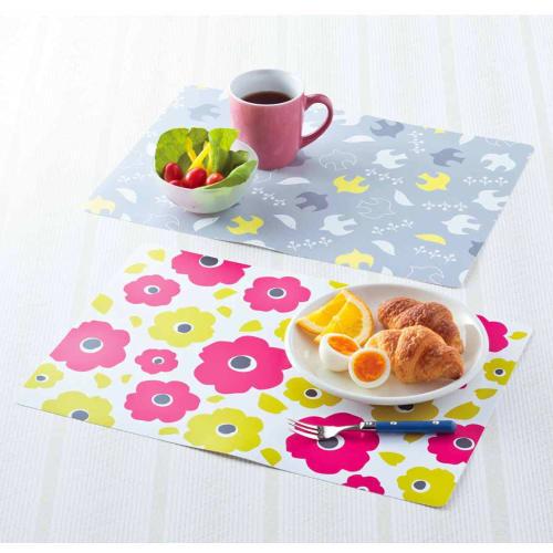 Set of 5 Scandinavian-style placemats. Non-slip backing and water-repellent plastic for easy wiping. Colorful and stylish. 43.5 x 30cm.