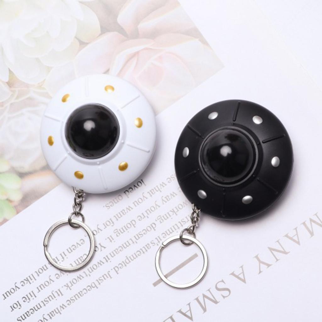 Niedlicher UFO-Schlüsselanhänger Mini-LED-Licht Fliegende Untertasse Schlüsselanhänger Kreatives Raumschiffmodell Anhänger Schmuck für Kinder und Erwachsene