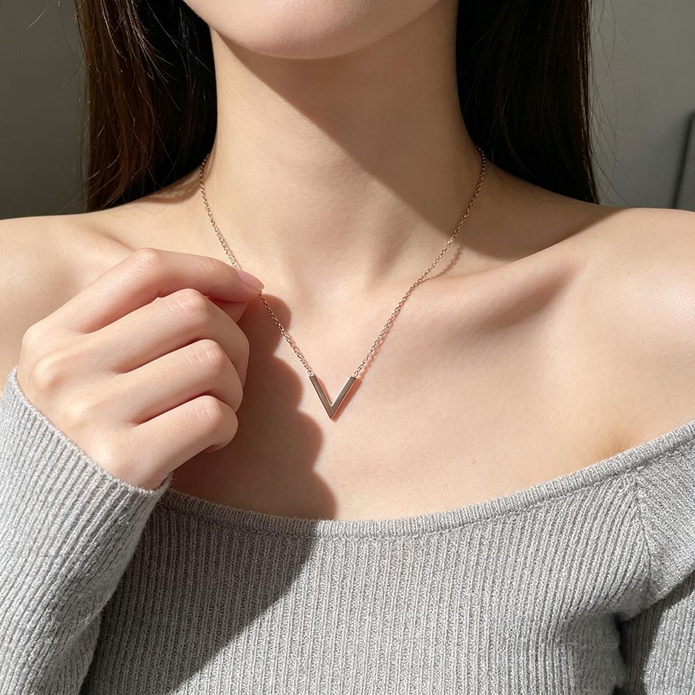 Korean Style 18K Rose Gold V-Shape Titanium Steel Necklace for Women – Classic Versatile Letter Clavicle Chain Temperament Jewelry