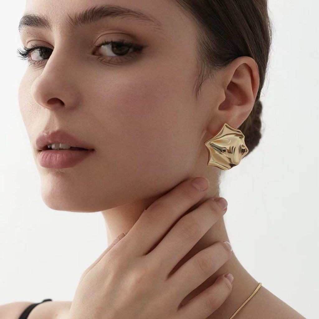 Elegant Pleated Pendant Necklace: Versatile, Fashionable, High-End Design for a Luxurious, Unique Touch.