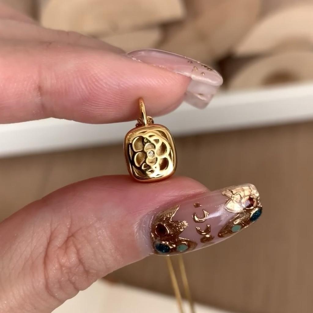 Vintager Antique Brushed Gold Small Sugar Cube Necklace Women'S Light Luxury Gold High-End Sweater Chain Collarbone Chain