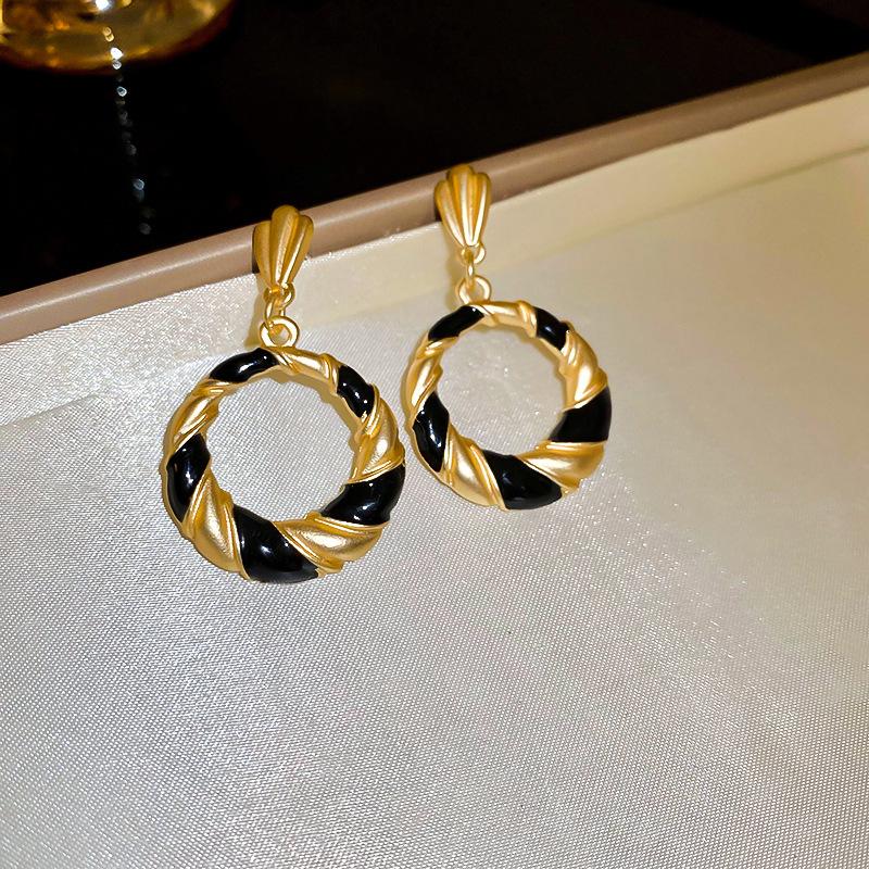 Kolczyki kwiaty wielowarstwowe czarne na srebrnych sztyftach - Eleganckie, wysokiej klasy kolczyki sztyfty o wszechstronnym designie.