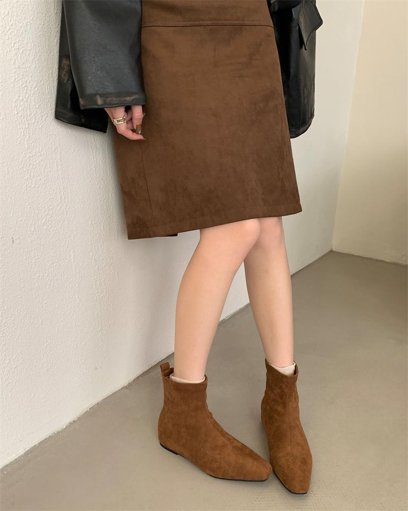 

Европа, Америка 2025 осень и зима новые простые матовые замшевые ботильоны на скрытой платформе, темпераментные остроносые короткие ботинки женские 39 светло-коричневого