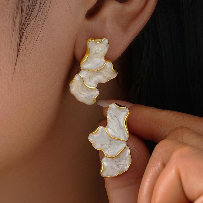 French Retro White Drip Oil Camellia Stud Earrings for Women Elegant Metal Flower Temperament Earrings Engagement Jewelry Gift