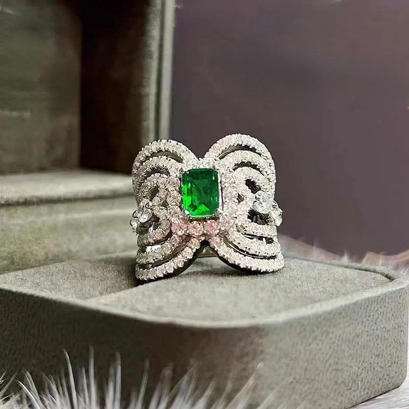 Huitan Luxus Damen Eheringe mit Geometrischem Grünem Zirkonia Neu Designte Damen Accessoires Hyperbel Party Schmuck