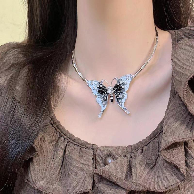 Sweet & Spicy Butterfly Clavicle Necklace - Chic Inlaid Design, Women's Fashion Ins Style