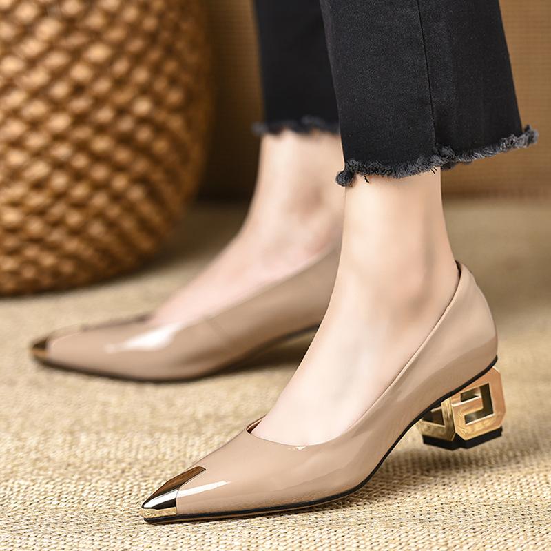 

French patent leather metal pointed single shoes 2025 new light mouth commuting fashion versatile celebrity style thick heel middle heel shoes 34
