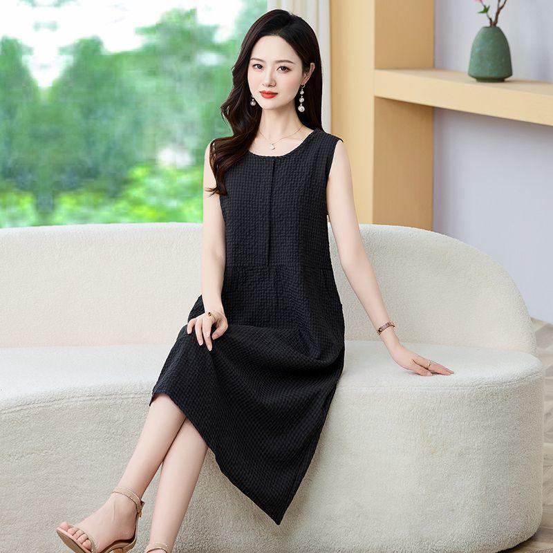 Mom's Trendy Plaid Dress: Literary, Stylish, Sleeveless, Long, Slimming, Loose Fit.