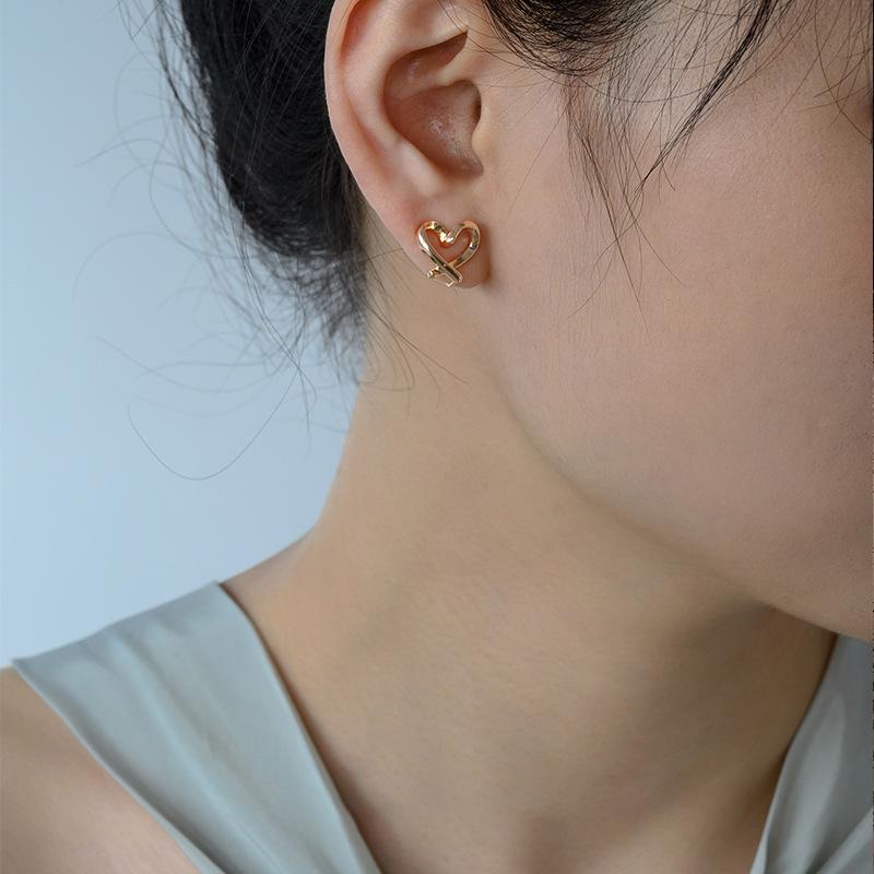 No-Pierce Heart Clip-On Earrings: Versatile Style for Women