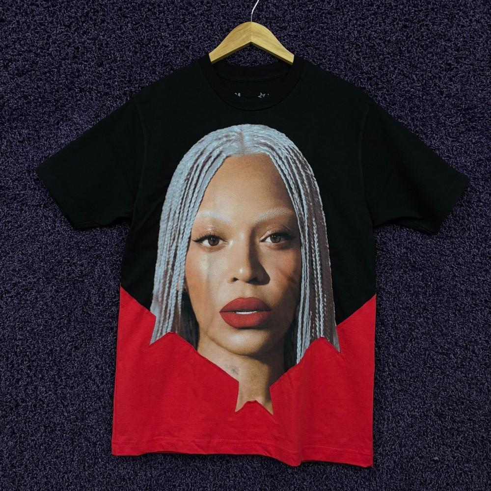 Beyoncé Cowboy Carter Star Red black split TShirt Size Medium Unisex T-Shirt S