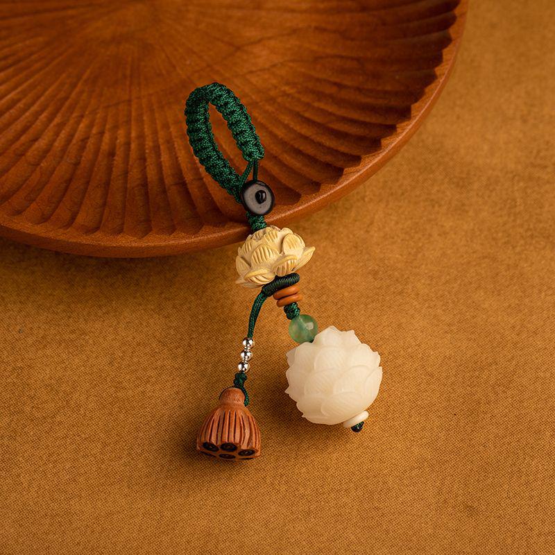 Bodhi Root Lotus Pod Car Keychain & Pendant - Peach Wood Ornament for Men & Women - Creative Gift Lanyard