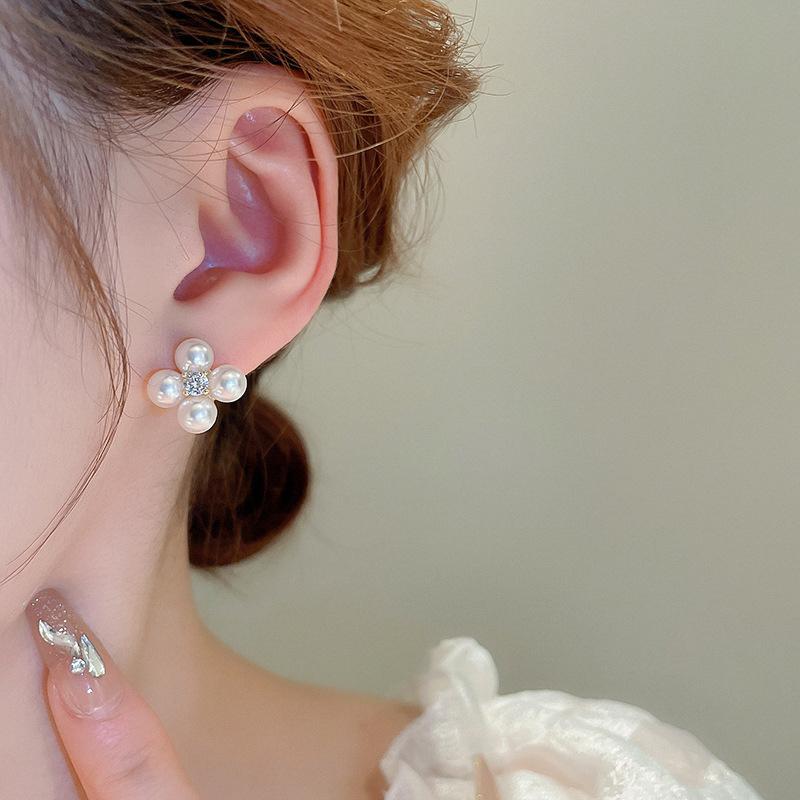 1Pair Simple Flower Pearl Sweet Earrings Trendy White Imitation Pearl Earrings For Women Elegant Bridal Wedding Jewelry