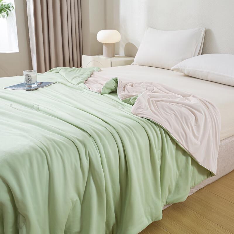 Louis Caro Lightweight Cooling Knit Quilt