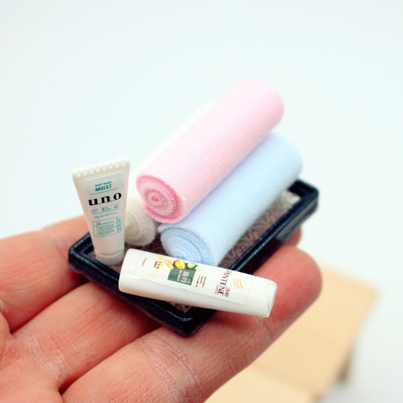 

1 шт. Кукольный домик Парфюмерия Вешалка для полотенец Набор для ванной 1:12 сцен модель принадлежности для макияжа мини косметика полка