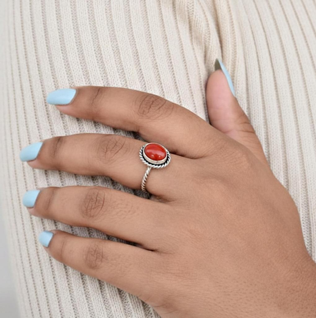 Auffälliger Ring aus natürlicher roter Koralle, 925 Sterlingsilber, Minimalistischer Boho-Ring in ovaler Form, Versprechensring, Geschenk für sie