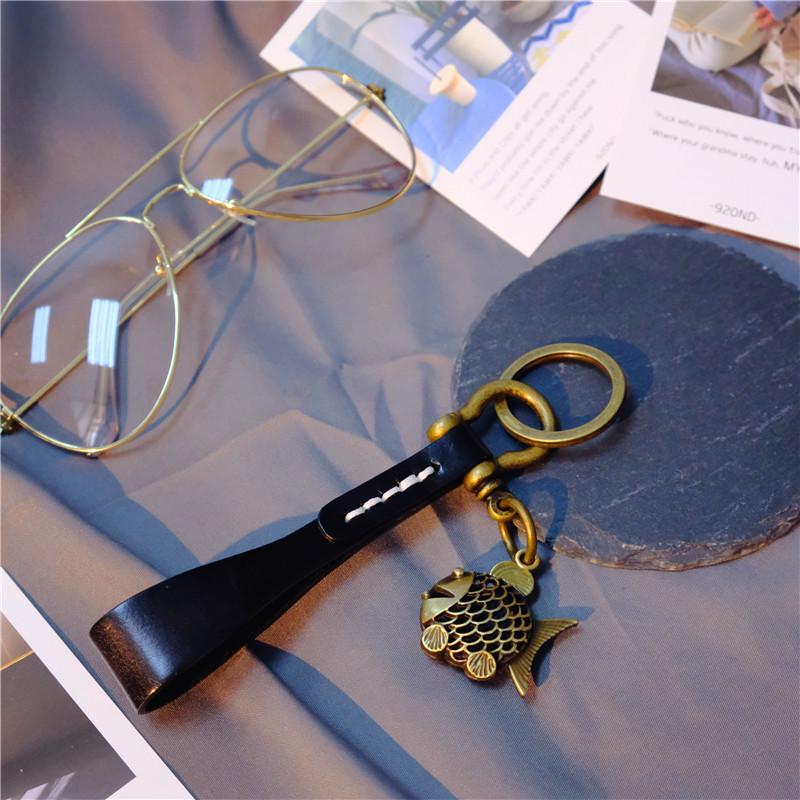 Handmade Retro Kitten Pendant Keychain with Top Grain Cowhide and Alloy Horseshoe Buckle