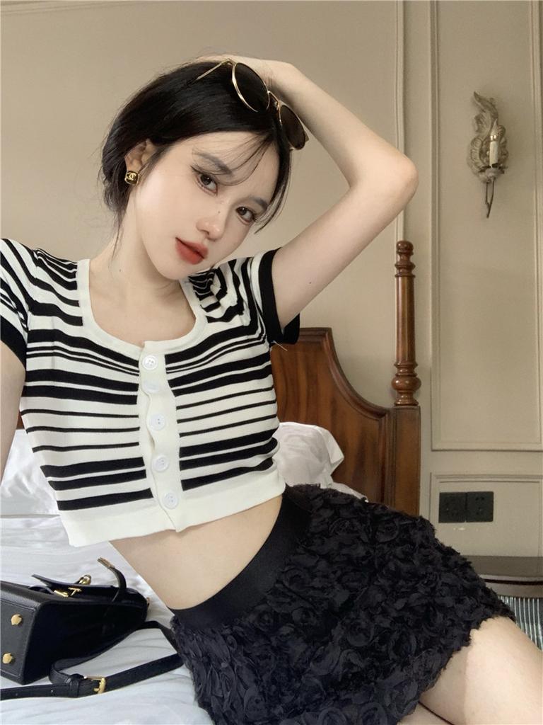 Trendiger kontrastierender Streifen schmal geschnittener Strickcardigan Sommer Koreanisches süßes sexy quadratischer Ausschnitt schmales Top Damen-Trend
