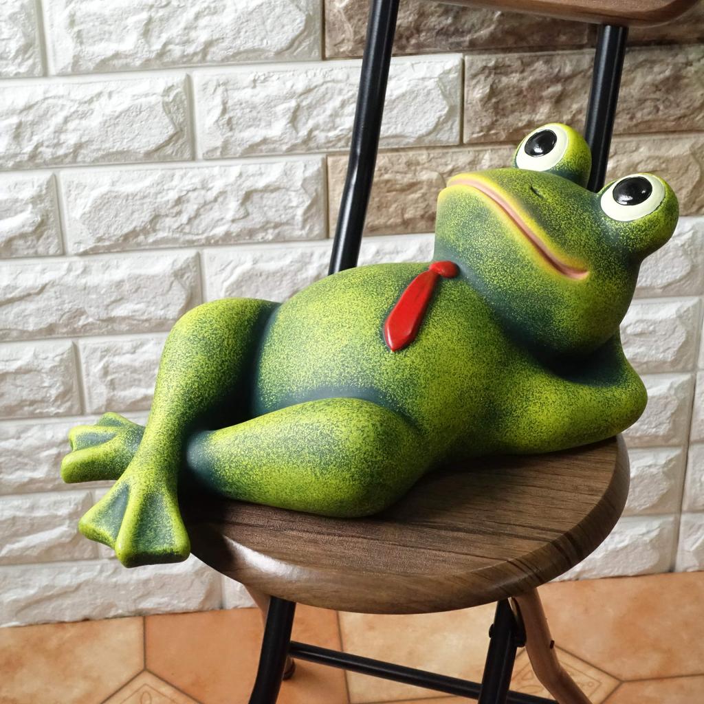 Vyrobeno v Portugalsku Frog Green Terracotta Figurka Red Tie Garden Object Happy Purring Frog pto-1003g