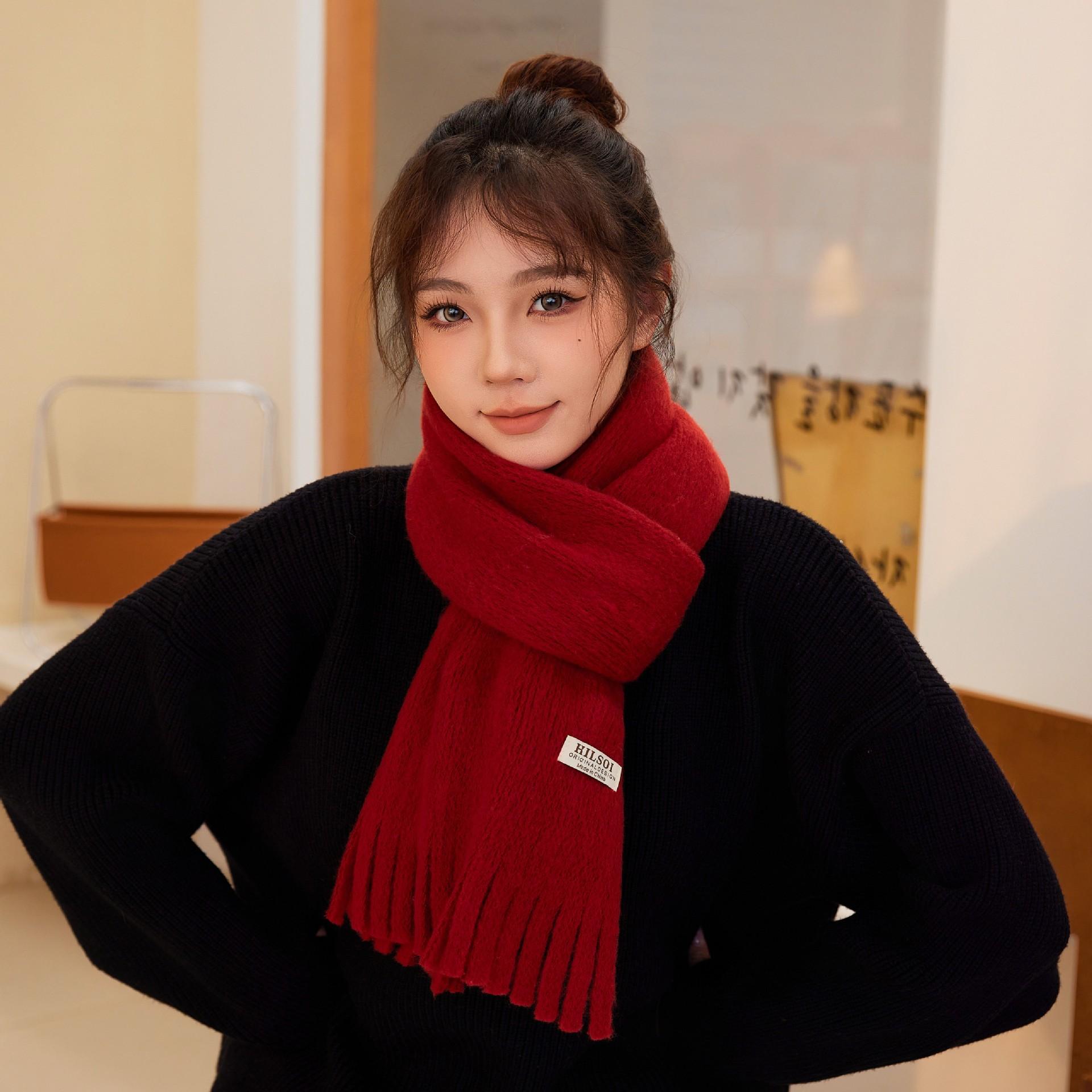 

Новый осенне-зимний шарф для женщин с высококачественным ощущением. Однотонная вязаная шаль с кисточками. Универсальный и теплый толстый шарф. 30 * 160CM