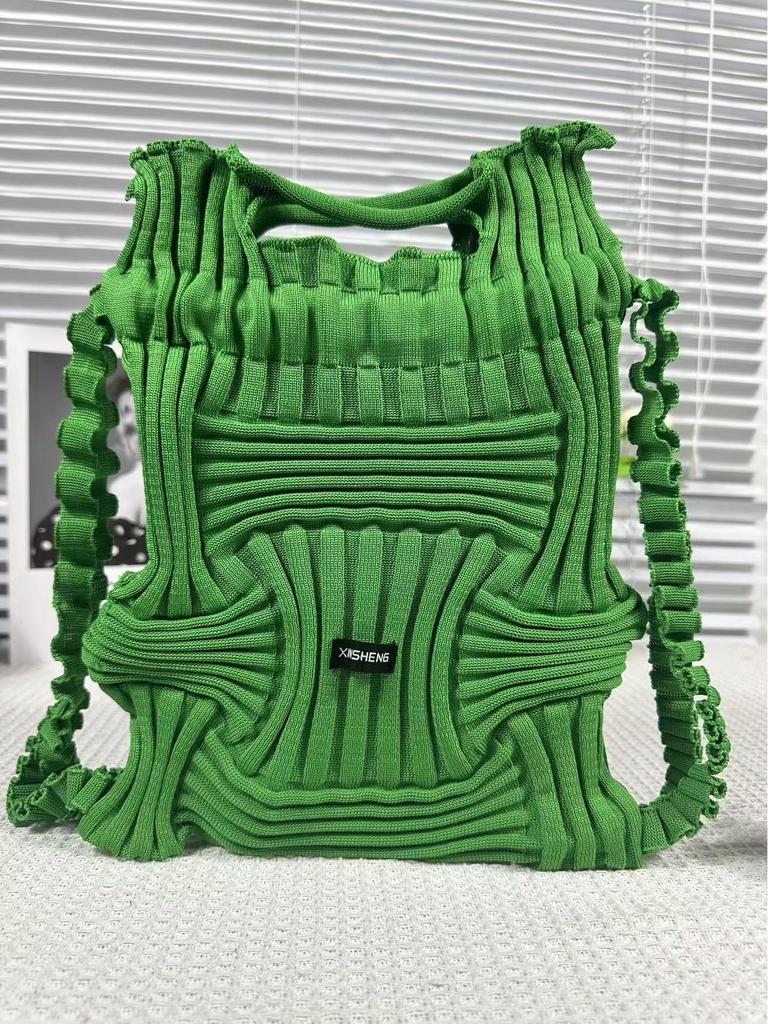 Quan Nara Designer-Rucksack: Beliebtes Plisseegewebe, umweltfreundlich, mit doppeltem Verwendungszweck, aus der Pioneer-Kollektion.